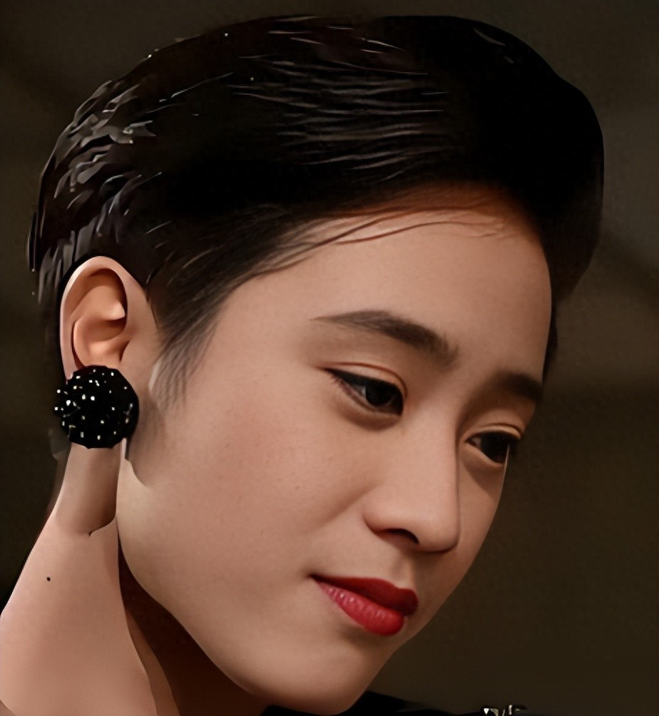 短发女明星机场_短发造型经典女星_港圈短发美女