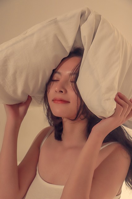 女明星热吻_钟楚曦陈伟霆湿身吻戏讨论_专业演员艺术献身争议